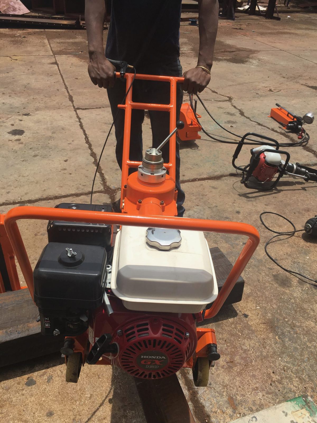 Coach screw fastening machine with petrol power pack
