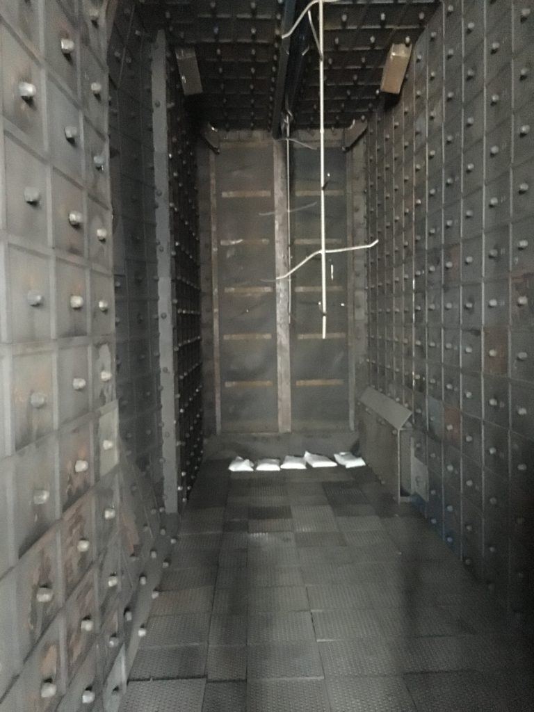Hanger-type wheelabrator for large rail forgings