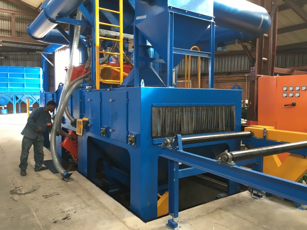 Multi-wheel wheelabrator with roller conveyor